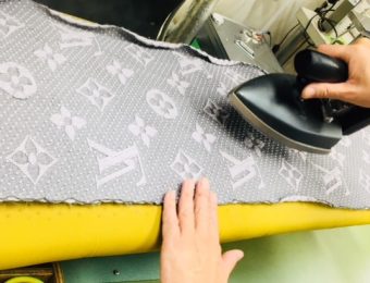 毛糸の刺繍をつぶさないよう立体的に仕上げるためにアイロンは浮かせてかけます。
