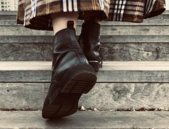 ロングスカートの裾を引きずっていませんか 気をつけるべき４つと改善方法 ファッションお手入れ専門店 ニック